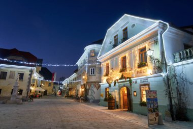 Radovljica, Slovenya - 20 Aralık 2017: advent Aralık gece Noel dekorasyon aydınlatma Radovljica otelleri,