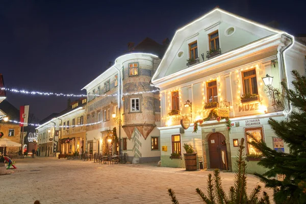 Radovljica, Slovenya - 20 Aralık 2017: advent Aralık gece Noel dekorasyon aydınlatma Radovljica otelleri,