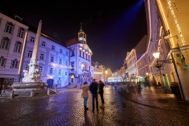 Ljubljana, Slovenya - 21 Aralık 2017: Advent Noel dekorasyon aydınlatma Ljubljana Belediye ile Aralık gece.