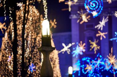 Advent Aralık gece alacakaranlıkta Ljubljana'nın şehir merkezinde Noel dekorasyon aydınlatma ile.