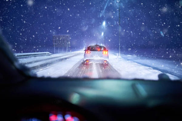 冬の早朝の雪の中で運転 — ストック写真
