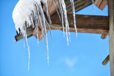 Buz ve kar bir çatı taşkın