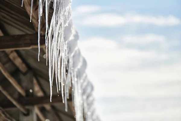 冰柱和雪悬垂屋顶 — 图库照片