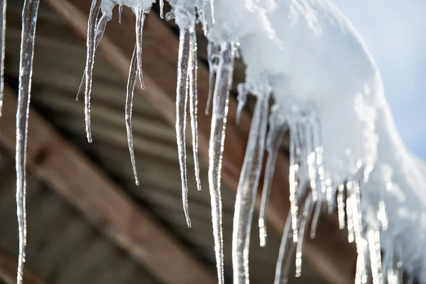 冰柱和雪悬垂屋顶 — 图库照片