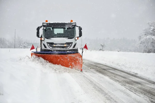 雪犁清理积雪的道路 — 图库照片