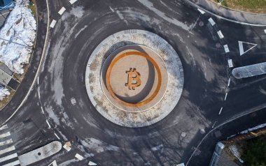 Kranj, Slovenya - 13 Mart 2018: İlk blockchain - Bitcoin - anıt dünya. Blockchain teknoloji güven bireyler arasında otomatik algoritmik oluşturma mantığı savunucuları.