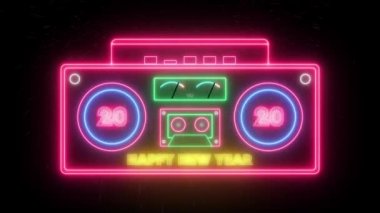 Mutlu yıllar 2020. Stereo retro neon radyo, siyah havai fişek arka planında canlandırılmış..