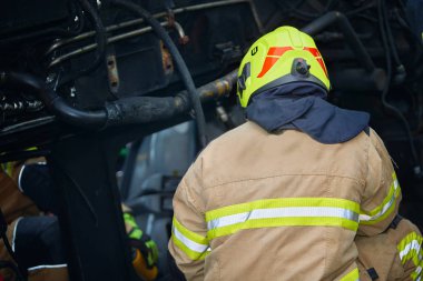 İtfaiyeci, ağır bir araba kazası senaryosunda itfaiyecinin ekipmanını kullanıyor.