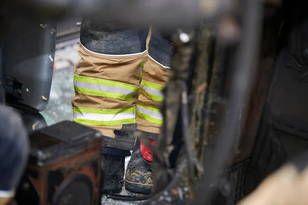 重自動車事故現場での消火活動消防士の設備の閉鎖 — ストック写真