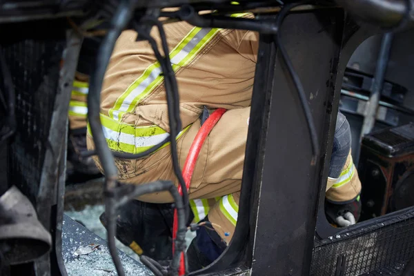 Пожежник Бою Місці Аварії Важкого Автомобіля Крупним Планом Обладнання Пожежника — стокове фото