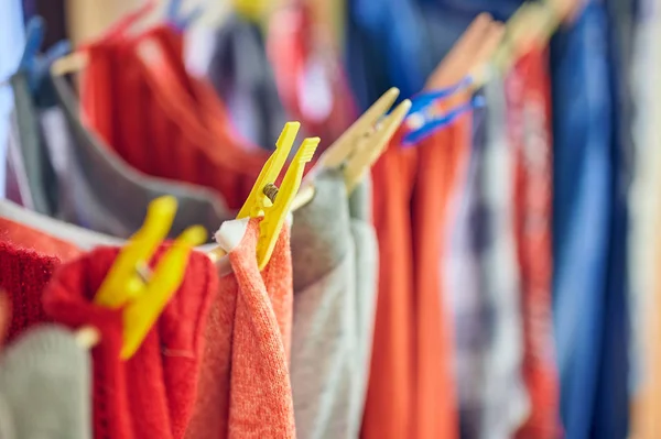 Nettoyer Les Vêtements Fraîchement Suspendus Dans Buanderie Après Lavage — Photo