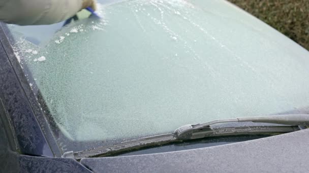 从挡风玻璃上刮下冰块冬天开车从挡风玻璃上刮下冰块 — 图库视频影像