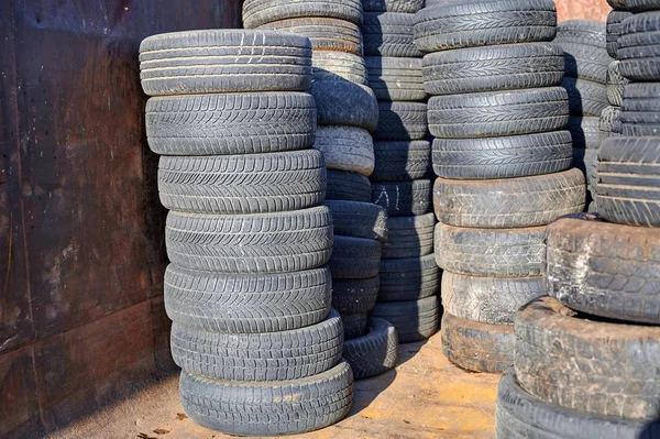 Pilas Neumáticos Automóviles Usados Viejos Centro Reciclajeneumático Coche Negro Viejo —  Fotos de Stock