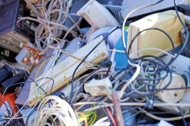 Geri dönüşüm endüstrisi - eski bilgisayar ve elektronik atık. Eski bilgisayar ve elektronik atık için konteyner.