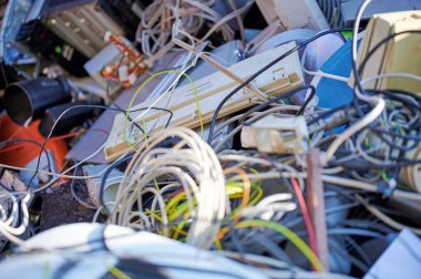 Geri dönüşüm endüstrisi - eski bilgisayar ve elektronik atık. Eski bilgisayar ve elektronik atık için konteyner.