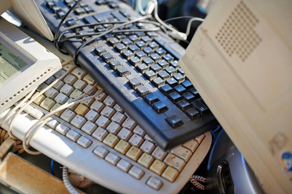 Переработка промышленности - старый компьютер и электронные отходы. Контейнер для старых компьютеров и электронных отходов
.