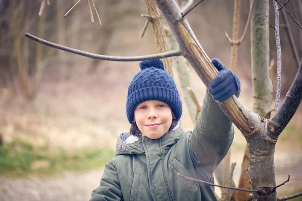 Szczęśliwy Chłopiec Grać Jesień Forrest — Zdjęcie stockowe