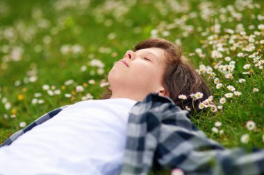 Mutlu sakin genç erkek parkta dinleniyor.