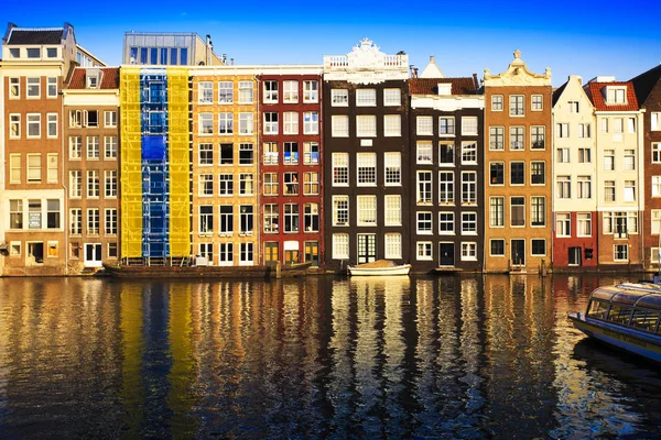 Tekneler ve su yansımalar ile geleneksel evleri-Amsterdam