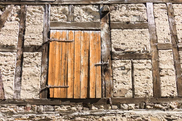 Casa de entramado con puerta . —  Fotos de Stock