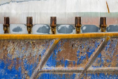 Paslı bir teknenin detay.