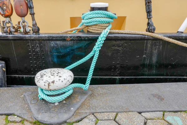 Bollard with blue rope. — Stock Photo, Image