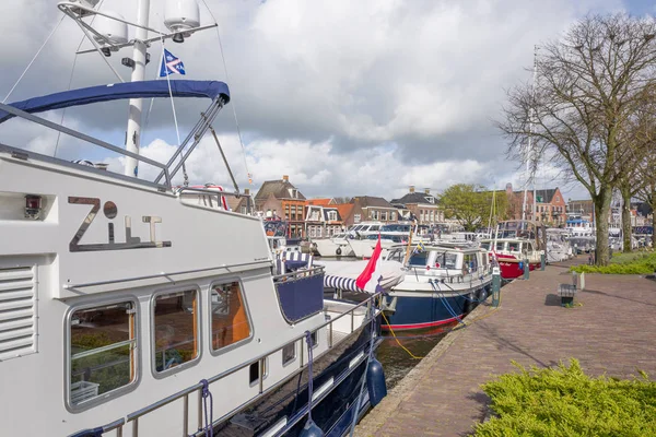 Båtar och segel fritidsbåtar i den port i Lemmer. — Stockfoto