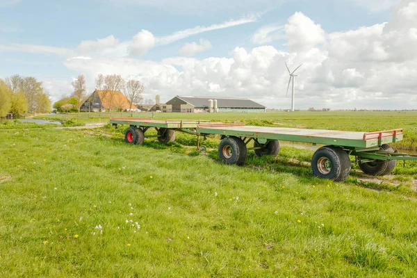 Boerderij met een windmolen. — Stockfoto