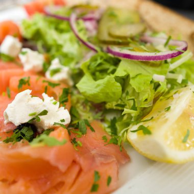 Bir restoranda somon salata.