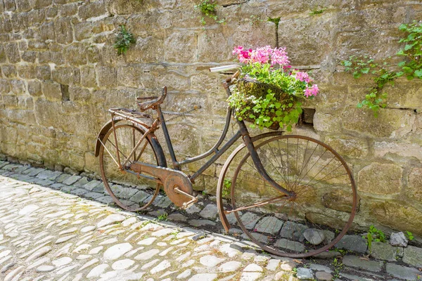 Oude roestige fiets in Durbuy in België. — Stockfoto