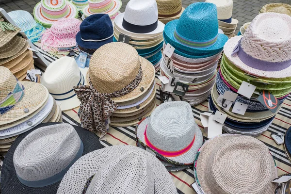 Winkel verkopen van hoeden in Durbuy. — Stockfoto