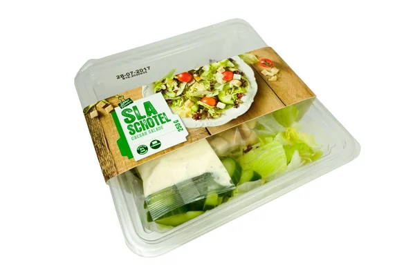 beyaz zemin üzerine bir kase salata.