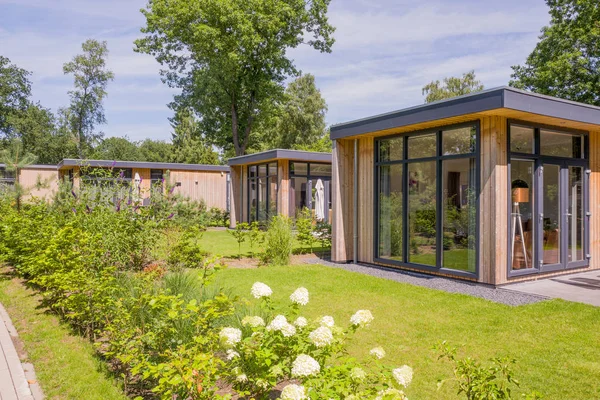 Vakantie bungalows in een park. — Stockfoto