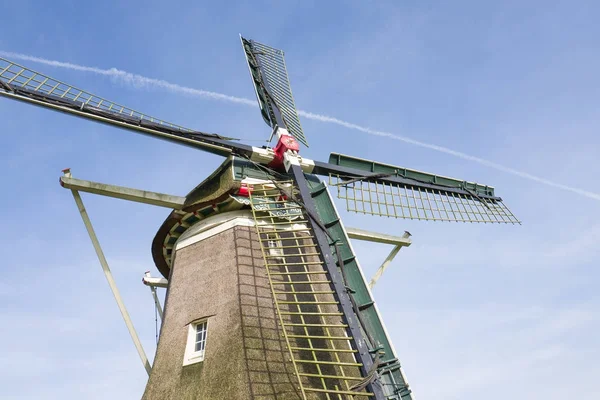 Moinho de vento holandês tradicional. — Fotografia de Stock