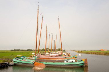 Hollanda - Sloten'daki - 18 Ekim 2017: Sleattemer-Gat Sloten'daki Hollanda içinde yelkenli tekne palamarla.