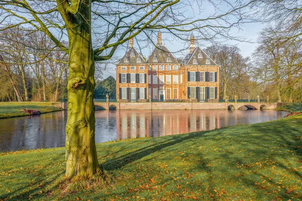 NETHERLANDS - VOORSCHOTEN - FEBRUARI 18, 2018: Castelul Duivenvoorde din Voorschoten în Olanda . — Fotografie, imagine de stoc