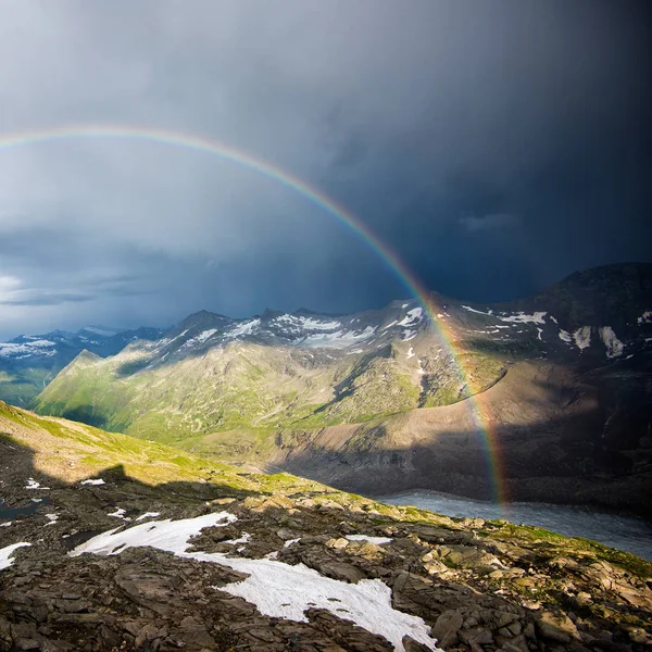 Arco iris en las montañas —  Fotos de Stock