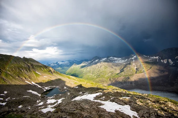Arco-íris nas montanhas — Fotografia de Stock
