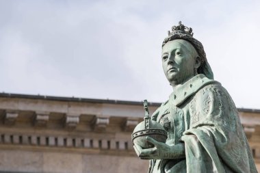 Birmingham, İngiltere, 3 Ekim 2017: Heykel, Kraliçe Victoria Birmingham, İngiltere'de, arka planda Konseyi city Birmingham