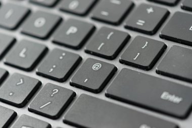 Bilgisayar klavye tuşlarında e-posta simgesinin görünümünü kapatma