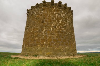 bir uyarı işaret Kulesi üstünde Burton Dassett hills ülke Parkı