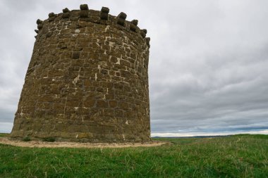 bir uyarı işaret Kulesi üstünde Burton Dassett hills ülke Parkı