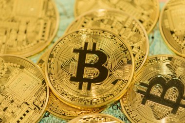 Aşırı altın Bitcoin para Bitcoin cryptocurrency kapatın. İş kavramı.
