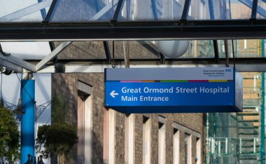 London, Büyük Britanya, 17 Şubat 2018: Great Ormond Street Hastanesi'nin Bloomsbury çocuklarda ön planda bilgi işareti ile ön girişi