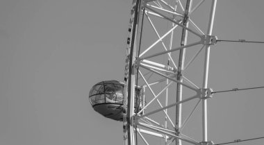 Londra, İngiltere - 17 Ekim 2017: Londra, İngiltere Londra göz kapsül görünümünde, holding Turizm siyah ve beyaz ile yakın çekim.