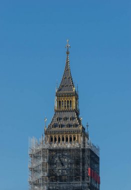 London, İngiltere - 17 Ekim 2017: iskele çevresinde daha çok kapsamlı restorasyon ve Parlamento onarım sırasında Big Ben bilinen Elizabeth Tower, kapat.