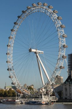 Londra, İngiltere - 17 Ekim 2017: Londra, İngiltere Londra göz kapsül görünümünde holding turizm ile kadar yakın ve thames Nehri seyir ön planda gemi.