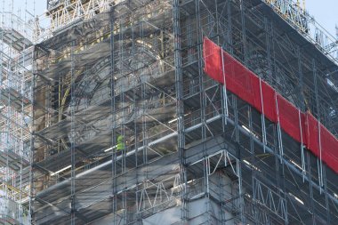 London, İngiltere - 17 Ekim 2017: iskele çevresinde daha çok kapsamlı restorasyon ve Parlamento onarım sırasında Big Ben bilinen Elizabeth Tower, kapat.