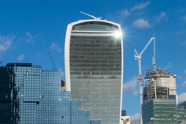 Londra, İngiltere - 17 Ekim 2017: Londra modern iş merkezleri arasında ek yükü uçan jet uçağı ile bir açık gökyüzü gün.