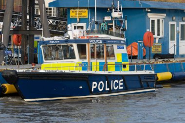 Londra, İngiltere - 17 Ekim 2017: Thames Nehri rezerv devriye polis teknesi acil durum için.